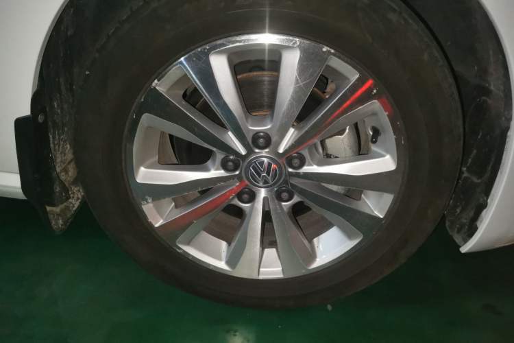 Used Volkswagen Golf Sportsvan 2016 230TSI Automatic Trend Edition Right Front Wheel Hub