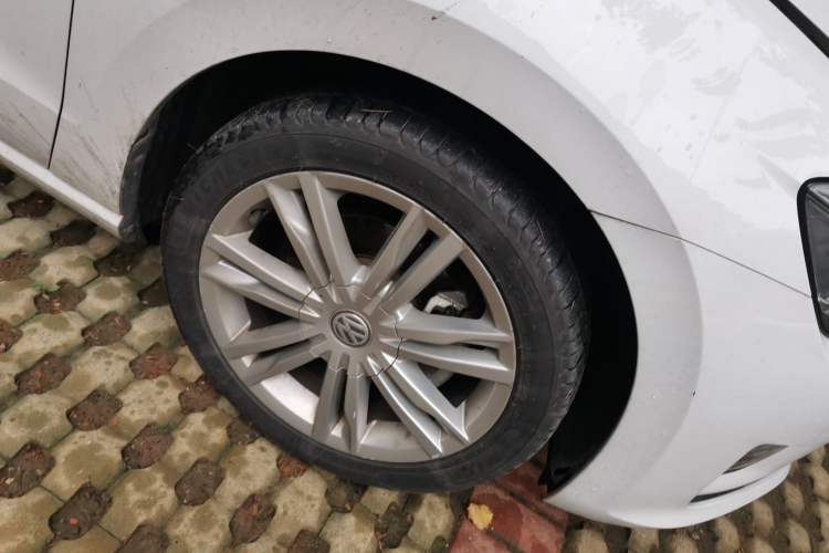 Used Volkswagen Golf Sportsvan 2016 230TSI Automatic Luxury Version Right Front Wheel Hub