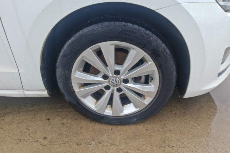 Used Volkswagen Golf Sportsvan 2016 230TSI Automatic Trend Edition Right Front Wheel Hub