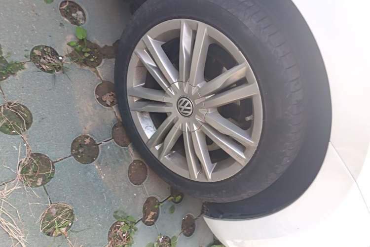 Used Volkswagen Golf Sportsvan 2016 280TSI Automatic Luxury Model Right Front Wheel Hub