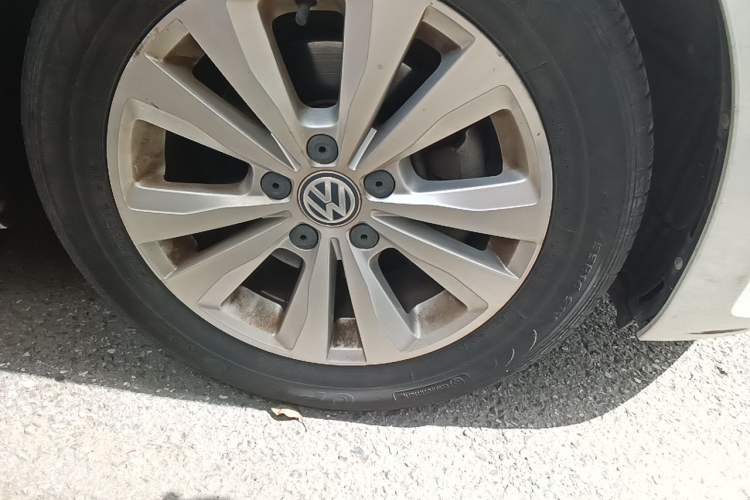 Used Volkswagen Golf Sportsvan 2016 230TSI Automatic Trend Edition Right Front Wheel Hub