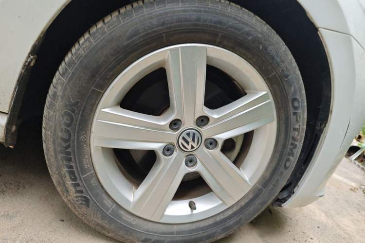 Used Volkswagen Golf Sportsvan 2016 1.6L Automatic Comfort Model Right Front Wheel Hub