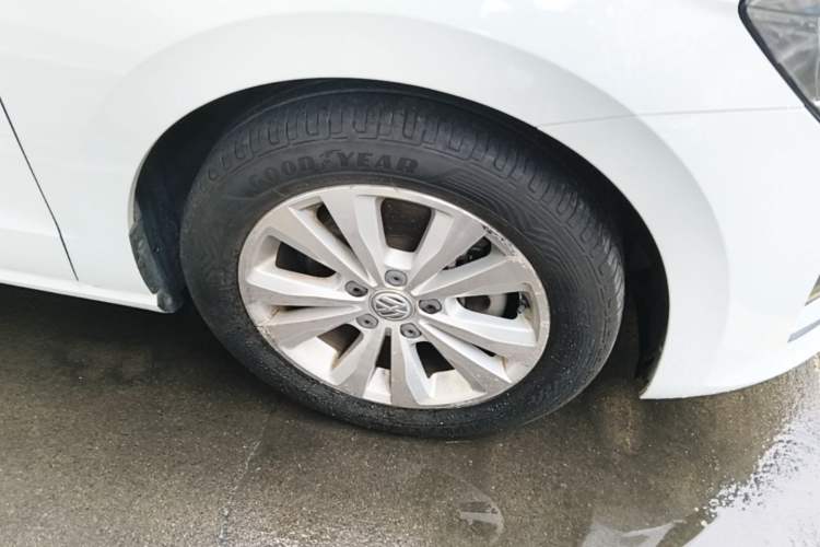 Used Volkswagen Golf Sportsvan 2016 230TSI Automatic Trend Edition Right Front Wheel Hub