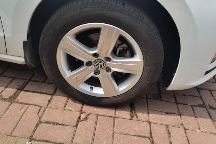 Used Volkswagen Golf Sportsvan 2016 1.6L Automatic Comfort Model Right Front Wheel Hub
