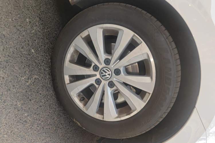 Used Volkswagen Golf Sportsvan 2016 230TSI Automatic Trend Edition Right Front Wheel Hub