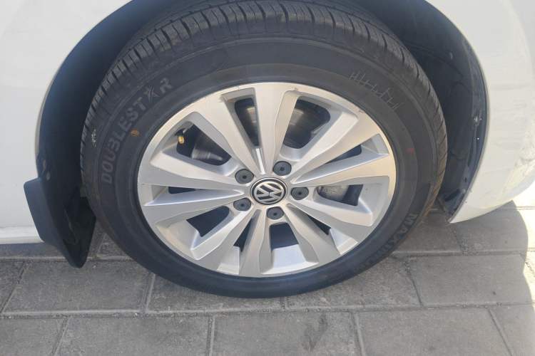Used Volkswagen Golf Sportsvan 2016 230TSI Automatic Trend Edition Right Front Wheel Hub