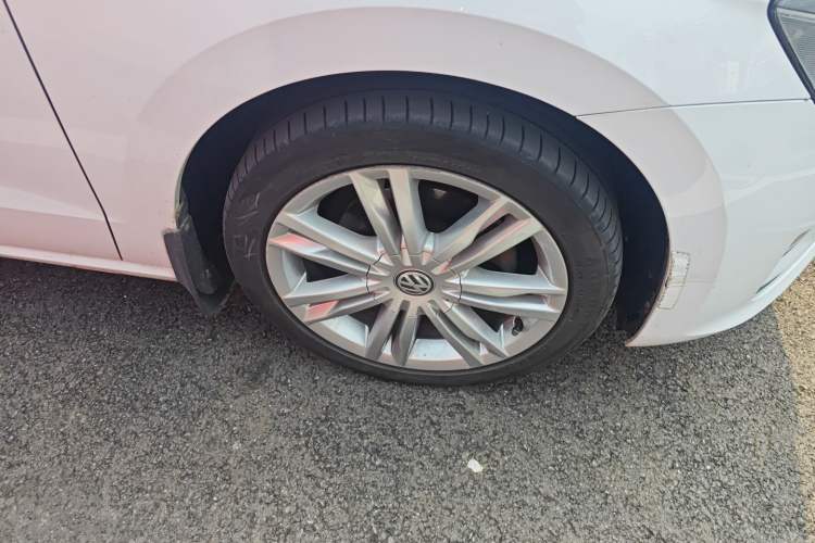 Used Volkswagen Golf Sportsvan 2016 280TSI Automatic Luxury Model Right Front Wheel Hub