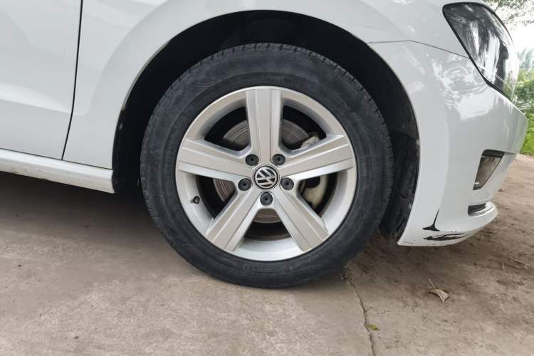 Used Volkswagen Golf Sportsvan 2016 1.6L Automatic Comfort Model Right Front Wheel Hub