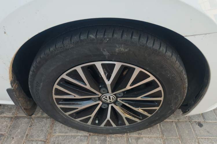 Used Volkswagen Golf Sportsvan 2016 230TSI Automatic Trend Edition Right Front Wheel Hub