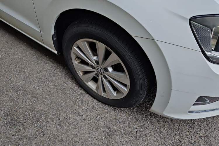 Used Volkswagen Golf Sportsvan 2016 230TSI Automatic Trend Edition Right Front Wheel Hub