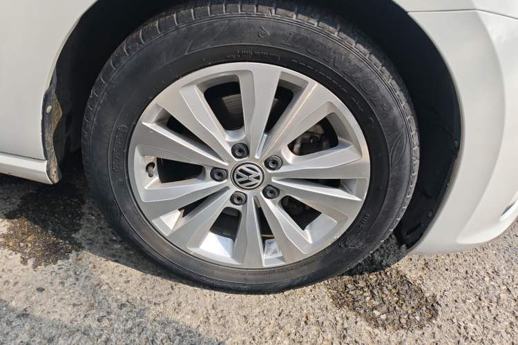 Used Volkswagen Golf Sportsvan 2016 230TSI Automatic Trend Edition Right Front Wheel Hub