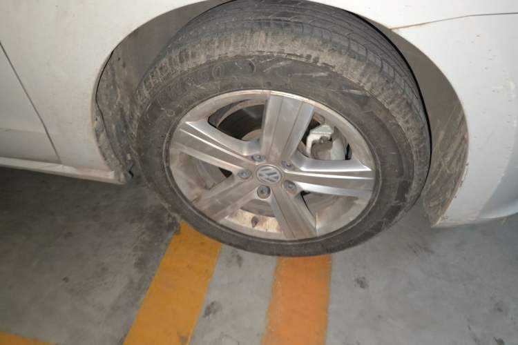 Used Volkswagen Golf Sportsvan 2016 1.6L Automatic Comfort Model Right Front Wheel Hub
