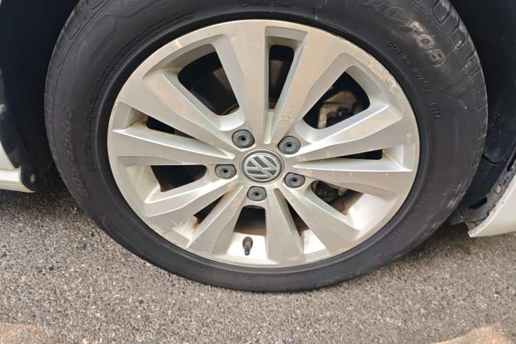 Used Volkswagen Golf Sportsvan 2016 230TSI Automatic Trend Edition Right Front Wheel Hub