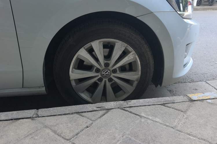 Used Volkswagen Golf Sportsvan 2016 230TSI Automatic Trend Edition Right Front Wheel Hub
