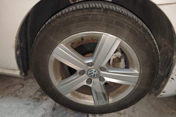 Used Volkswagen Golf Sportsvan 2016 1.6L Automatic Comfort Model Right Front Wheel Hub