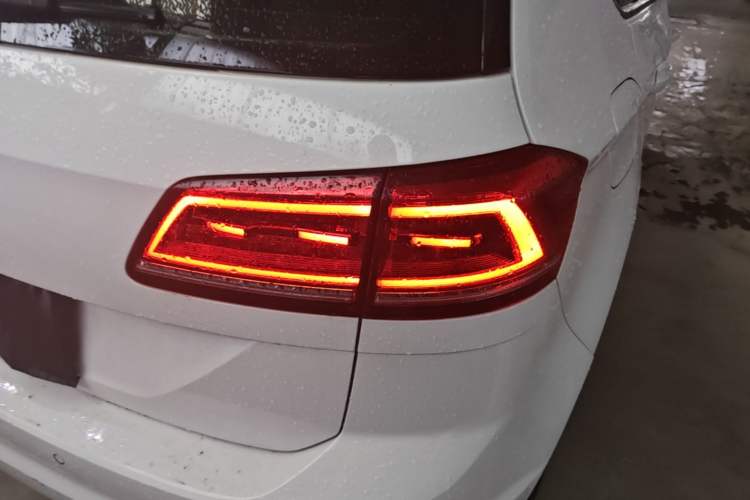 Used Volkswagen Golf Sportsvan 2016 1.6L Automatic Comfort Model Right Rear Taillight