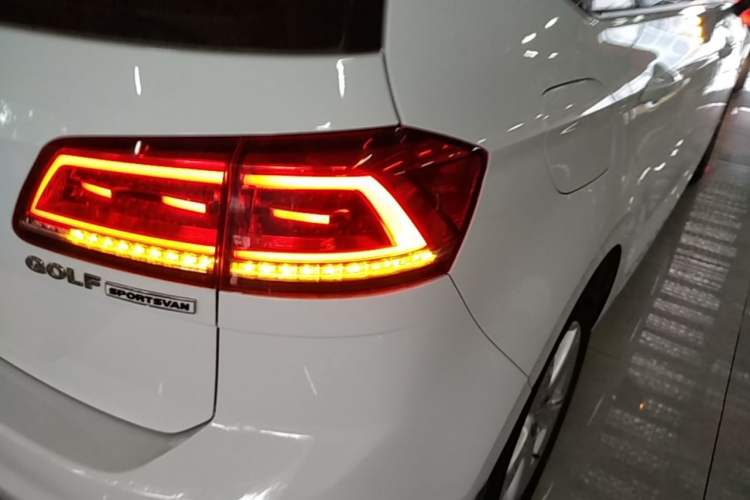 Used Volkswagen Golf Sportsvan 2016 1.6L Manual Comfort Model Right Rear Taillight