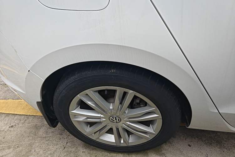 Used Volkswagen Golf Sportsvan 2016 230TSI Automatic Luxury Version Right Rear Wheel Hub