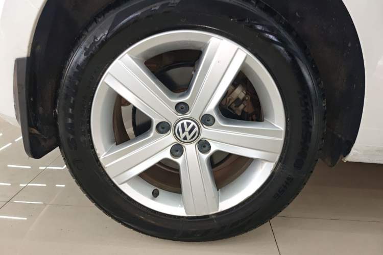 Used Volkswagen Golf Sportsvan 2016 1.6L Automatic Comfort Model Right Rear Wheel Hub