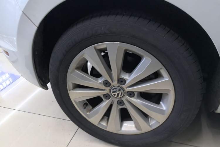 Used Volkswagen Golf Sportsvan 2016 230TSI Automatic Trend Edition Right Rear Wheel Hub