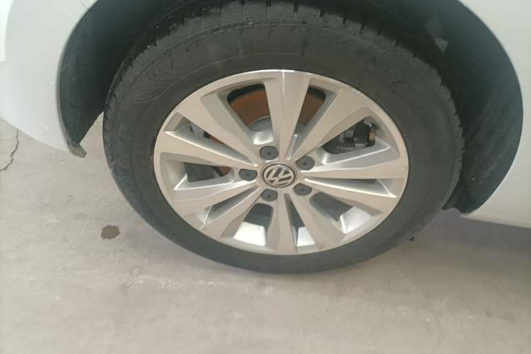 Used Volkswagen Golf Sportsvan 2016 230TSI Automatic Trend Edition Right Rear Wheel Hub