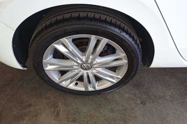 Used Volkswagen Golf Sportsvan 2016 230TSI Automatic Luxury Version Right Rear Wheel Hub