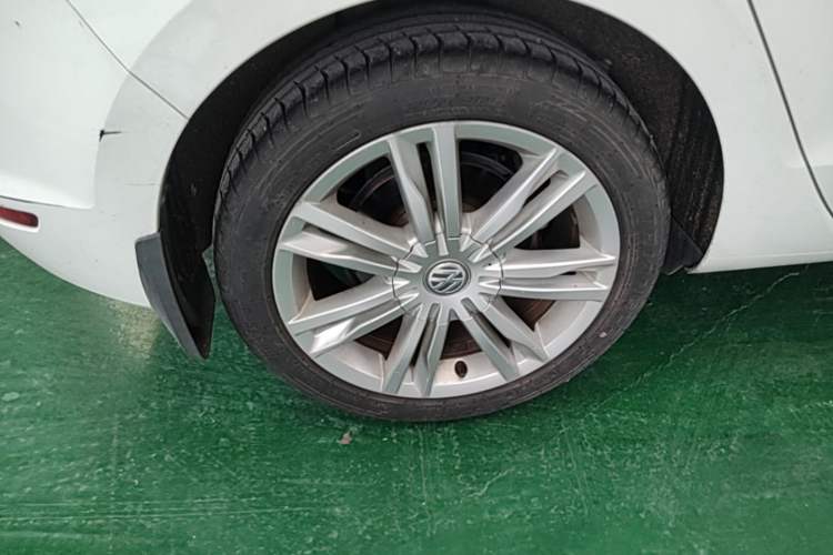 Used Volkswagen Golf Sportsvan 2016 280TSI Automatic Luxury Model Right Rear Wheel Hub