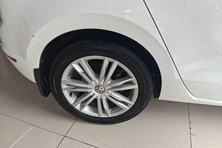 Used Volkswagen Golf Sportsvan 2016 230TSI Automatic Luxury Version Right Rear Wheel Hub