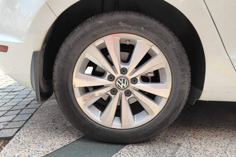 Used Volkswagen Golf Sportsvan 2016 230TSI Automatic Trend Edition Right Rear Wheel Hub
