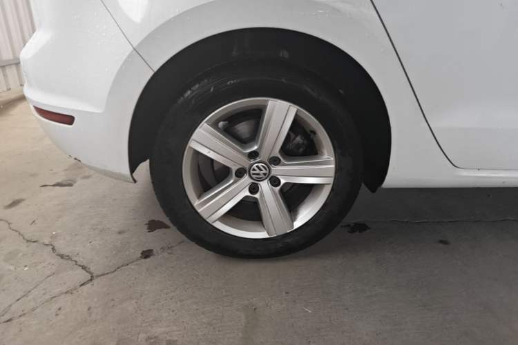 Used Volkswagen Golf Sportsvan 2016 1.6L Automatic Comfort Model Right Rear Wheel Hub