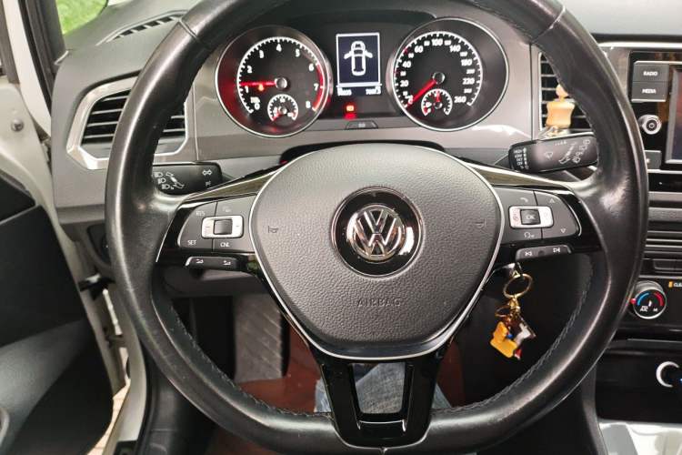 Used Volkswagen Golf Sportsvan 2016 230TSI Automatic Trend Edition Steering Wheel