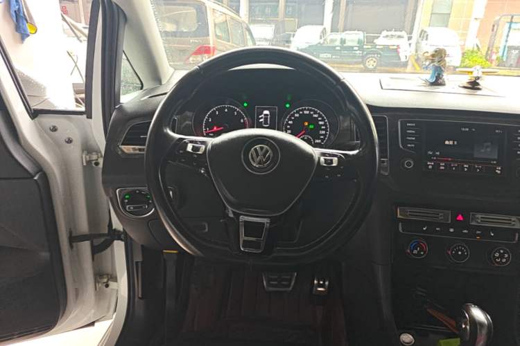 Used Volkswagen Golf Sportsvan 2016 230TSI Automatic Luxury Version Steering Wheel
