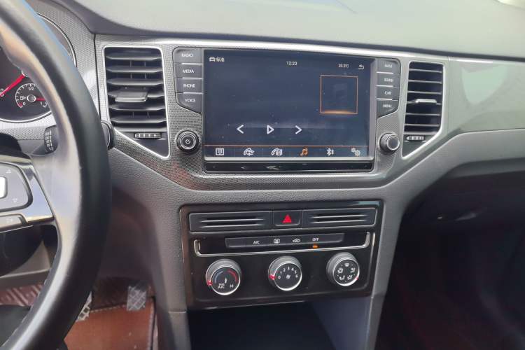 Used Volkswagen Golf Sportsvan 2016 230TSI Automatic Trend Edition Audio And AC Panel