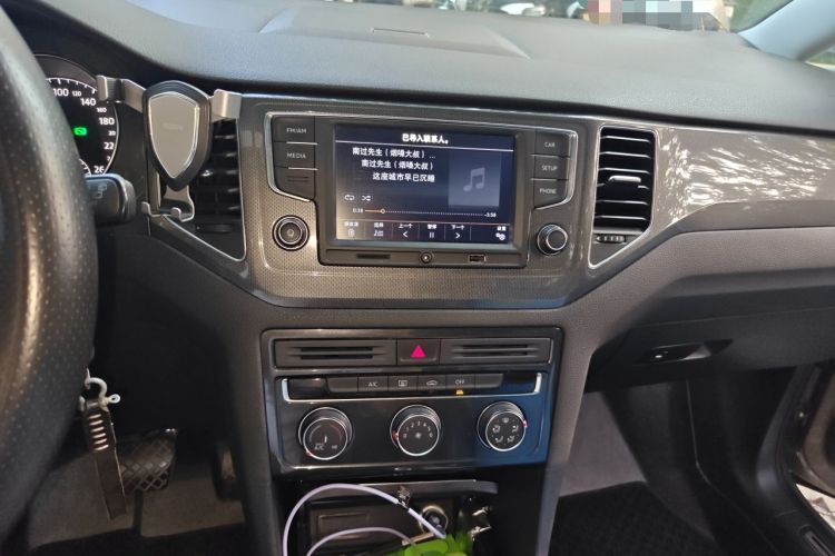 Used Volkswagen Golf Sportsvan 2016 230TSI Automatic Trend Edition Audio And AC Panel
