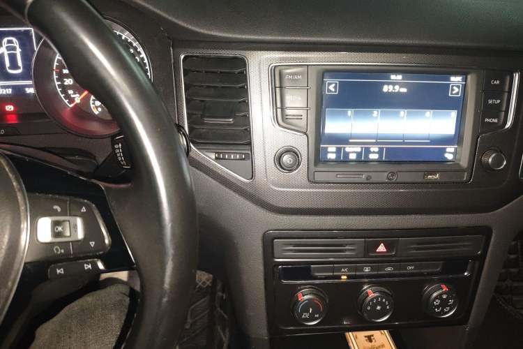 Used Volkswagen Golf Sportsvan 2016 230TSI Automatic Trend Edition Audio And AC Panel