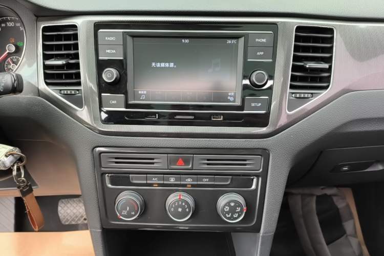 Used Volkswagen Golf Sportsvan 2016 230TSI Automatic Trend Edition Audio And AC Panel