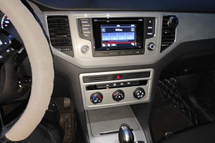 Used Volkswagen Golf Sportsvan 2016 230TSI Automatic Trend Edition Audio And AC Panel