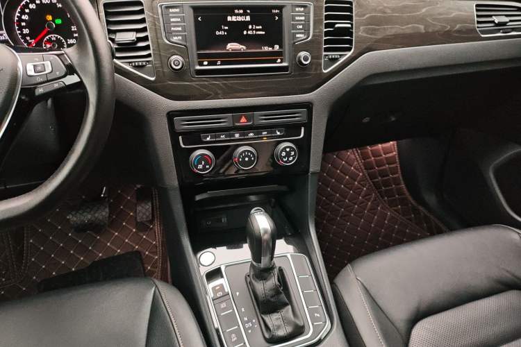 Used Volkswagen Golf Sportsvan 2016 230TSI Automatic Luxury Version Audio And AC Panel