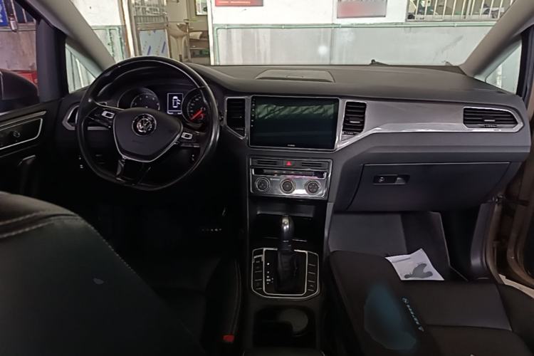 Used Volkswagen Golf Sportsvan 2016 230TSI Automatic Trend Edition Center Console