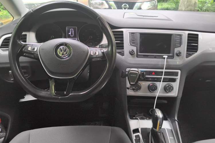 Used Volkswagen Golf Sportsvan 2016 230TSI Automatic Trend Edition Center Console