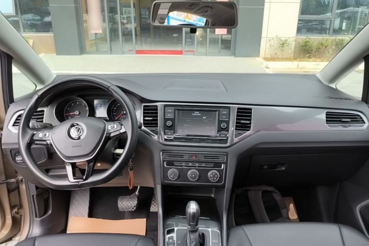 Used Volkswagen Golf Sportsvan 2016 230TSI Automatic Trend Edition Center Console