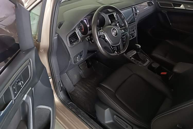 Used Volkswagen Golf Sportsvan 2016 230TSI Automatic Trend Edition Driver Seat