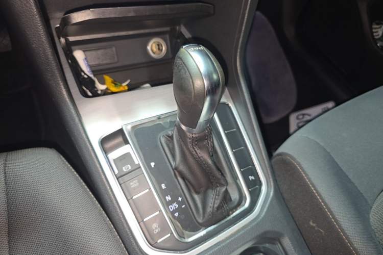 Used Volkswagen Golf Sportsvan 2016 230TSI Automatic Trend Edition Gear Lever