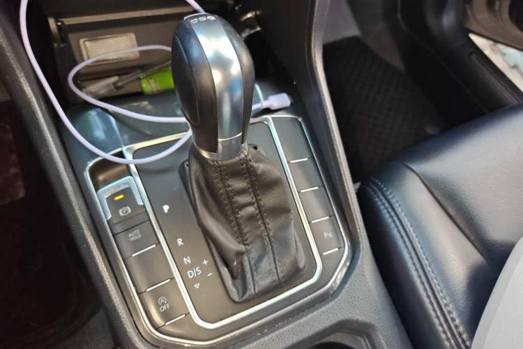 Used Volkswagen Golf Sportsvan 2016 230TSI Automatic Trend Edition Gear Lever