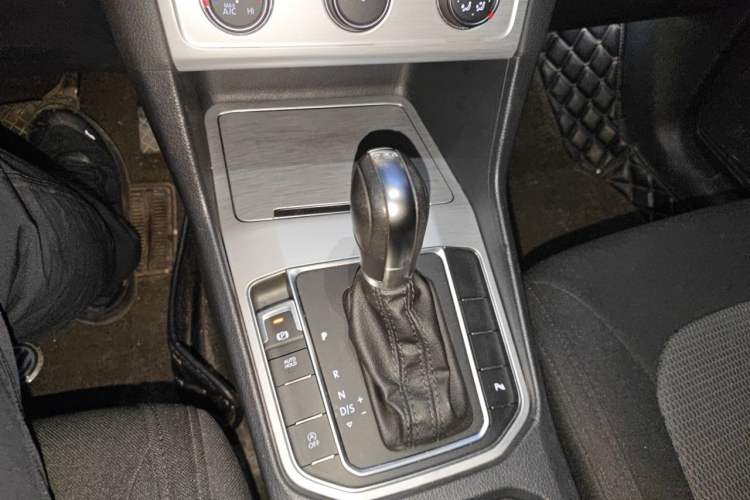 Used Volkswagen Golf Sportsvan 2016 230TSI Automatic Trend Edition Gear Lever