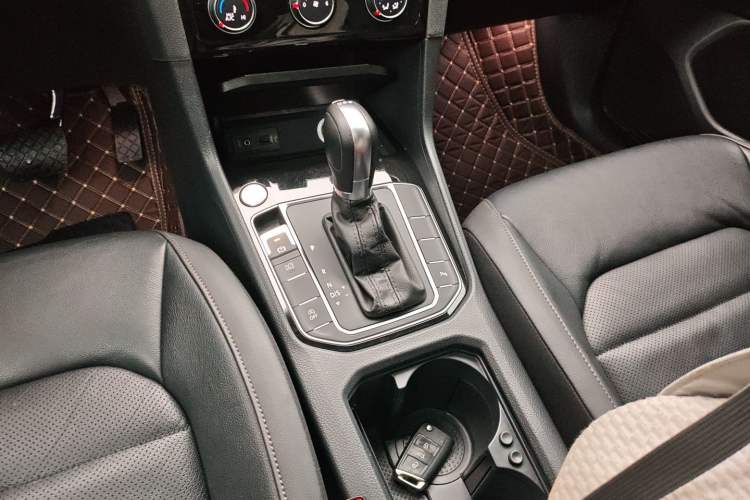 Used Volkswagen Golf Sportsvan 2016 230TSI Automatic Luxury Version Gear Lever