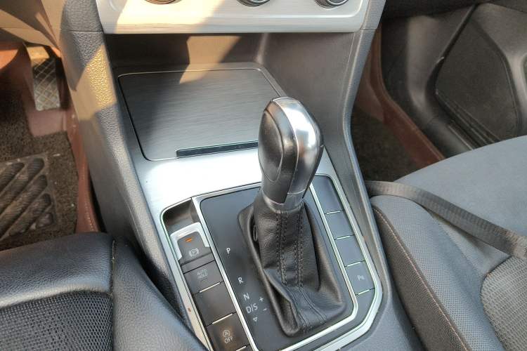 Used Volkswagen Golf Sportsvan 2016 230TSI Automatic Trend Edition Gear Lever
