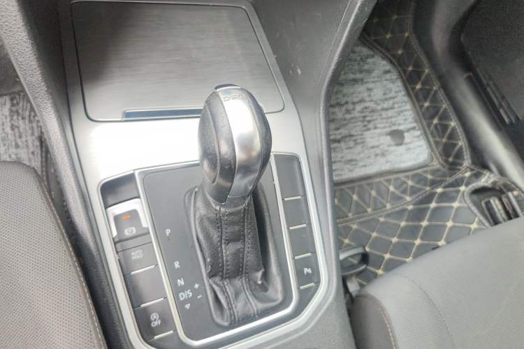 Used Volkswagen Golf Sportsvan 2016 230TSI Automatic Trend Edition Gear Lever