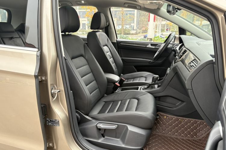 Used Volkswagen Golf Sportsvan 2016 230TSI Automatic Luxury Version Interior 3