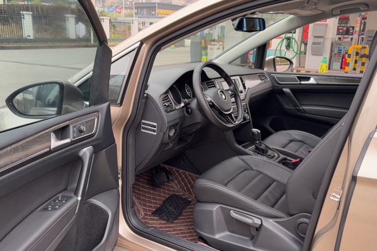Used Volkswagen Golf Sportsvan 2016 230TSI Automatic Luxury Version Interior 6